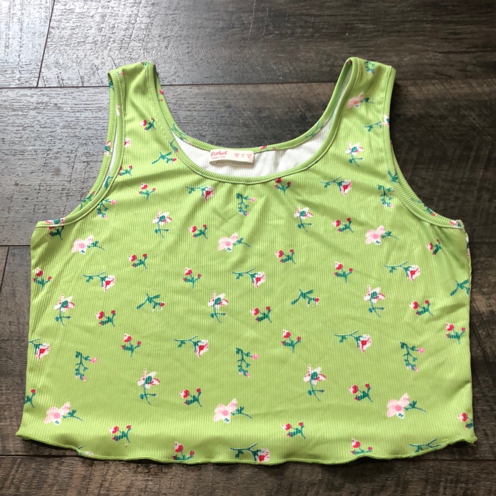 ROMWE FLOWER SLEEVELESS CROP TANK SIZE M